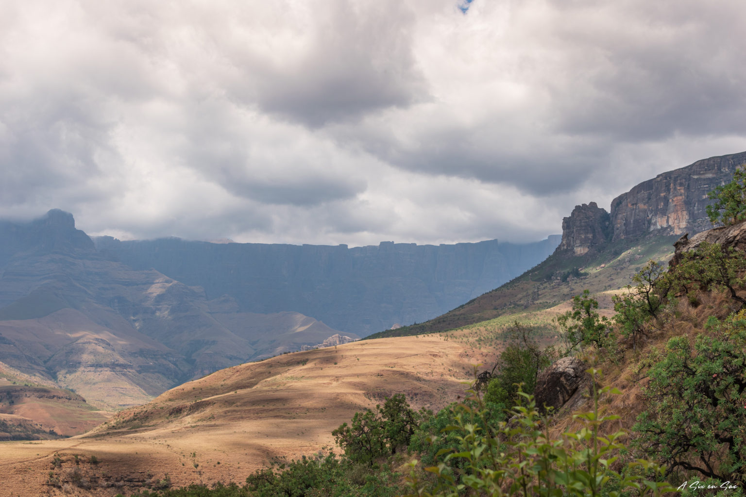 vue sur l'amphithéâtre dans le Royal Natal National Park au nord du Drakensberg en Afrique du Sud