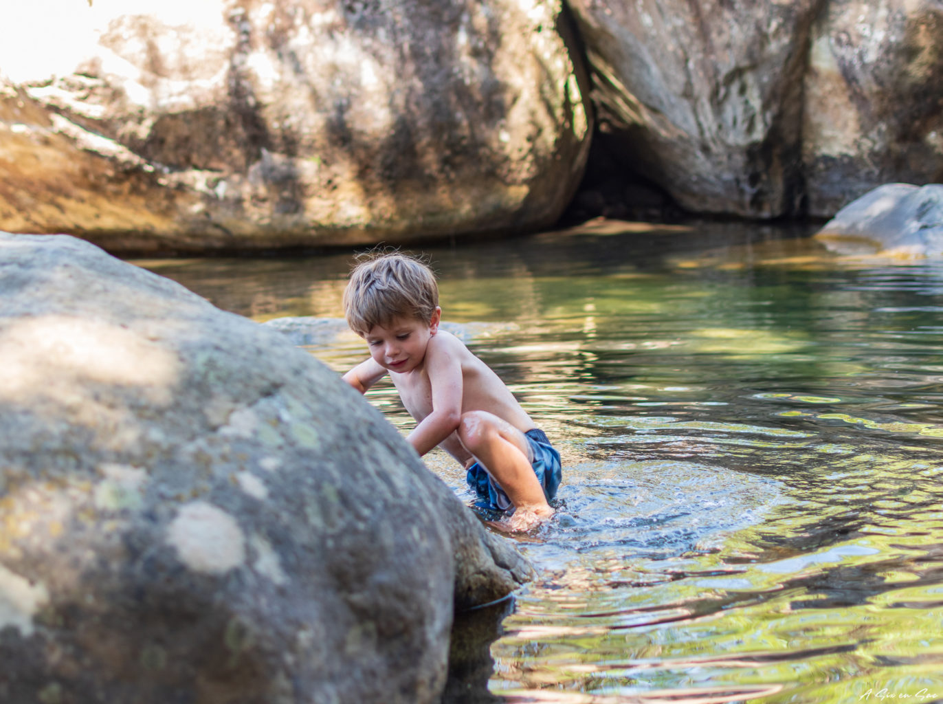 Nils dans une pool proche de Sterkspruit Falls au centre du Drakensberg en Afrique du Sud