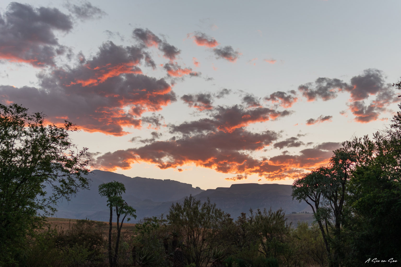 coucher de soleil à l'inkosana Lodge au centre du Drakensberg en Afrique du Sud