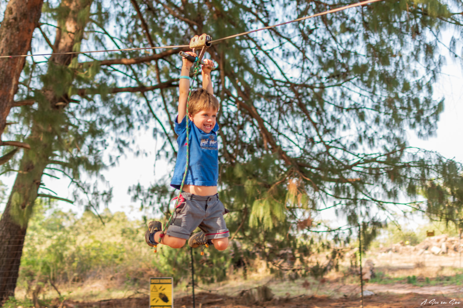 Nils du haut de ses 3 ans sur la zipline du parc de jeu de la valley bakery dans la partie centrale du Drakensberg en Afrique du Sud