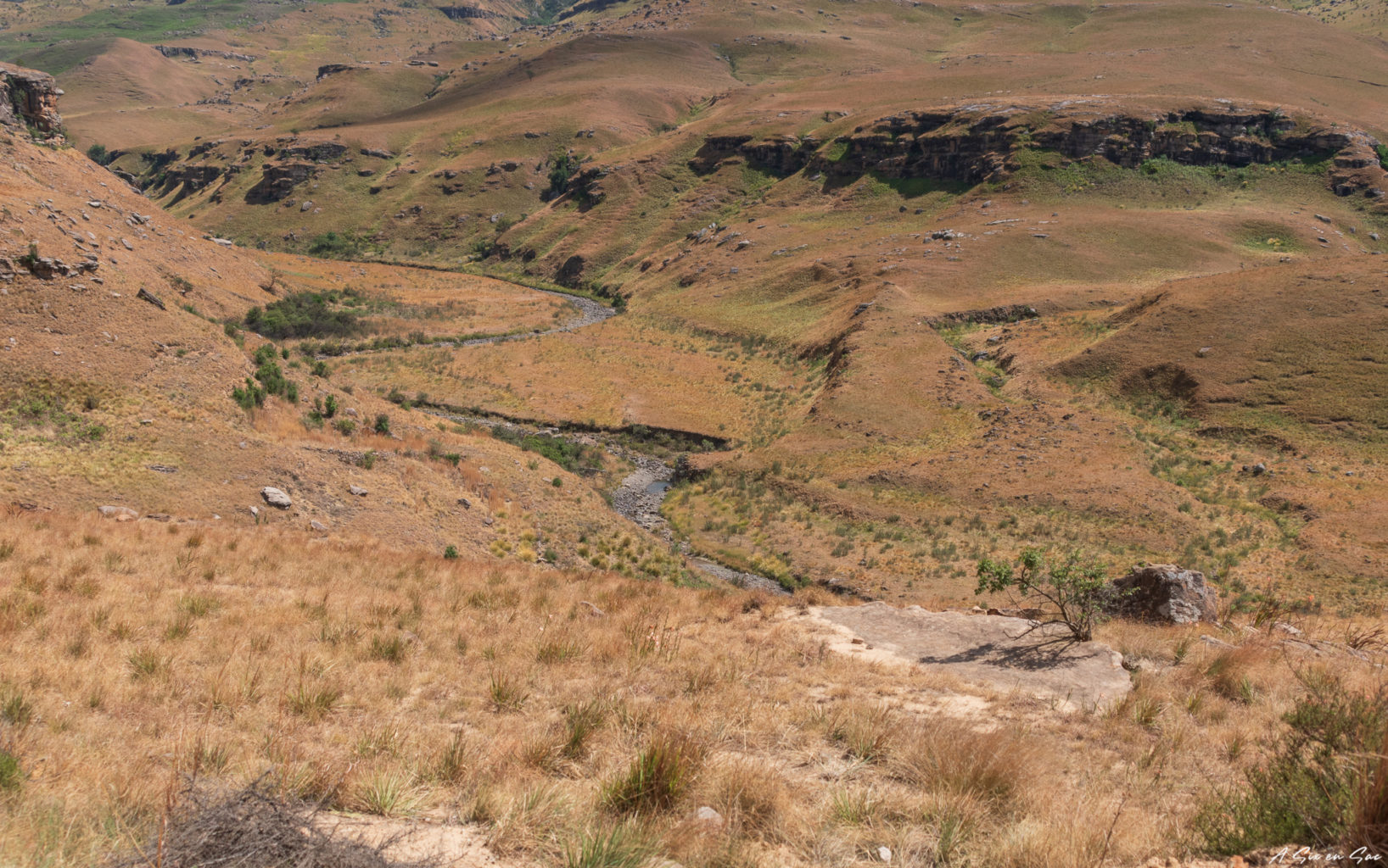 rivière au pied du Sani Lodge Backpacker : point de départ de la route du Col du Sani Pass entre le Drakensberg et le Lesotho