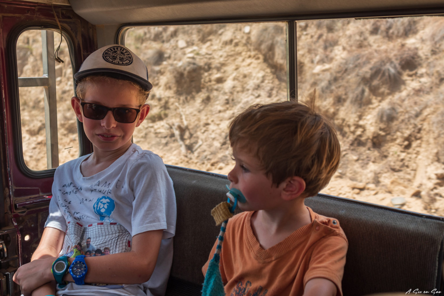Pierre et Nils dans le coffre du 4x4 qui nous menera depuis le Drakensberg jusqu'au Lesotho par le col du Sani Pass