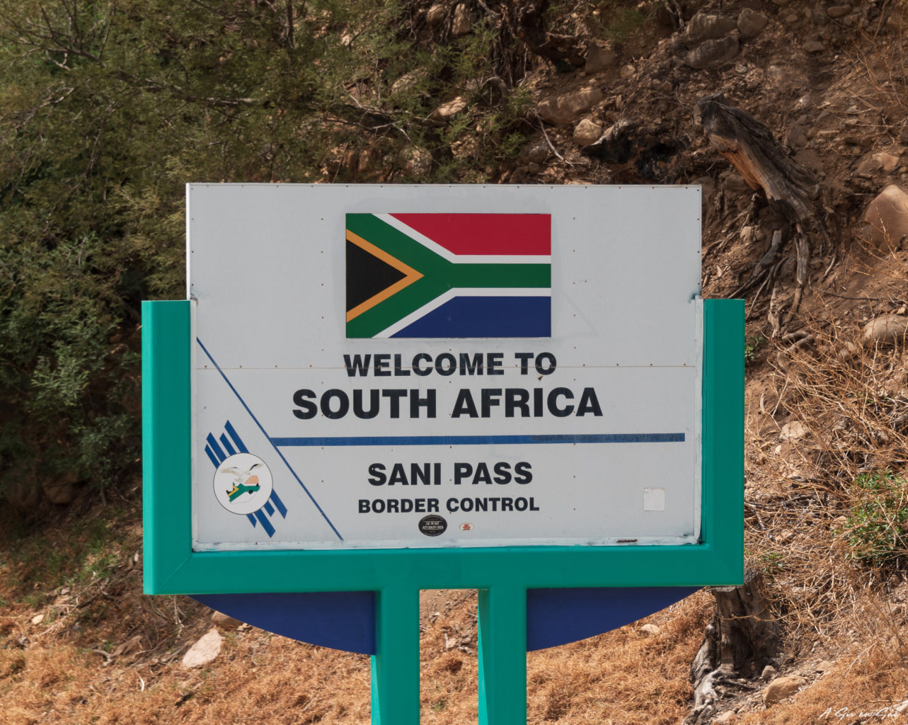 panneau de la frontière entre le Lesotho et l'Afrique du sud ( dans le Drakensberg en redescendant du Sani Pass )