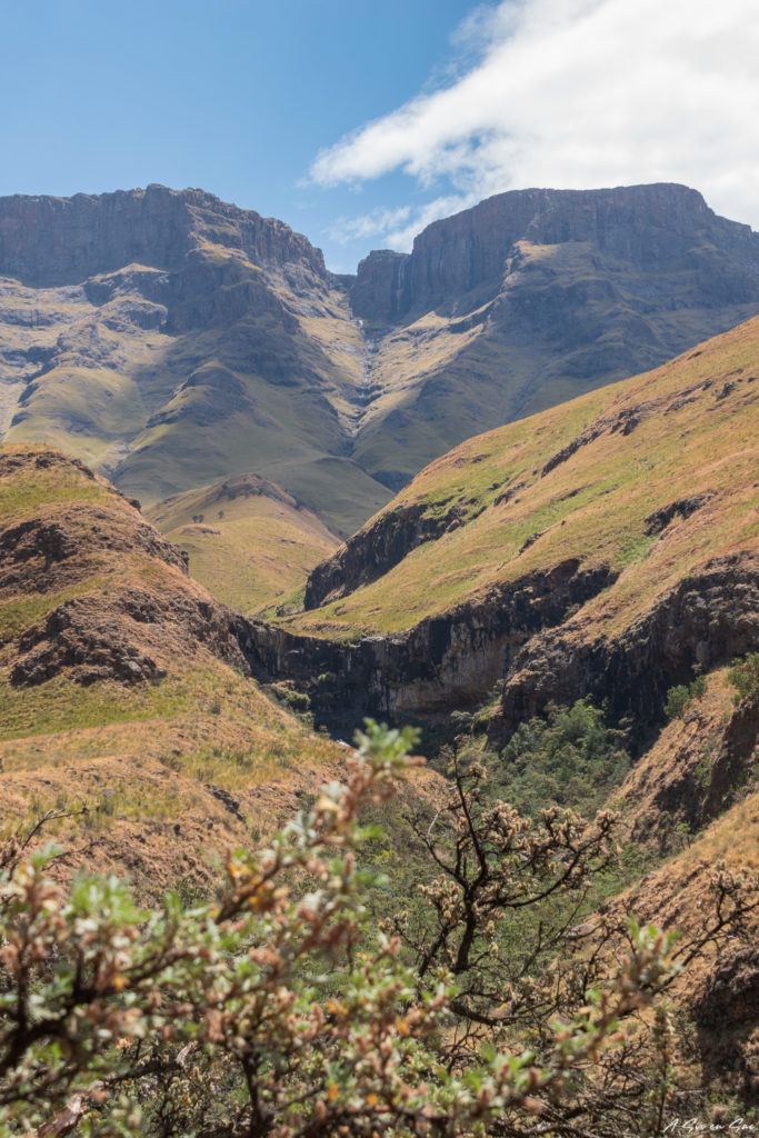 Vue de la route du Sani Pass depuis la vallée avec les chaînes du Drakensberg pour accéder au Lesotho