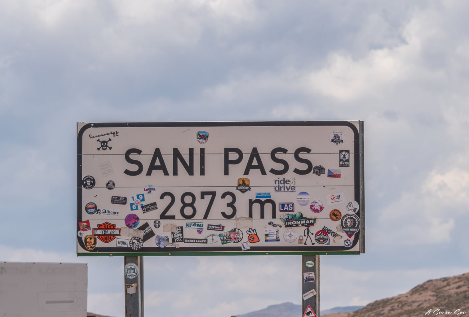 Panneau du Sani Pass ( 2873m ) avant de rentrer au Lesotho depuis le sud du Drakensberg