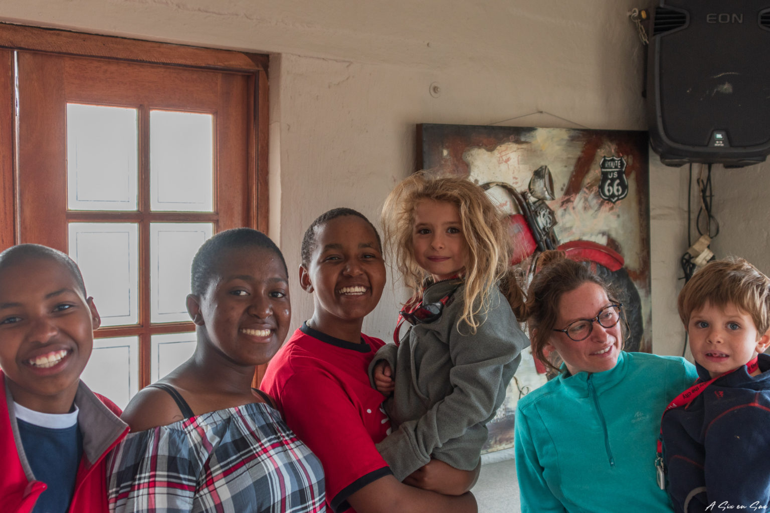 Alice entourée d'étudiantes du Lesotho dans le pub le plus haut d'Afrique au bout de la route du Sani Pass ( Drakensberg portion sud )