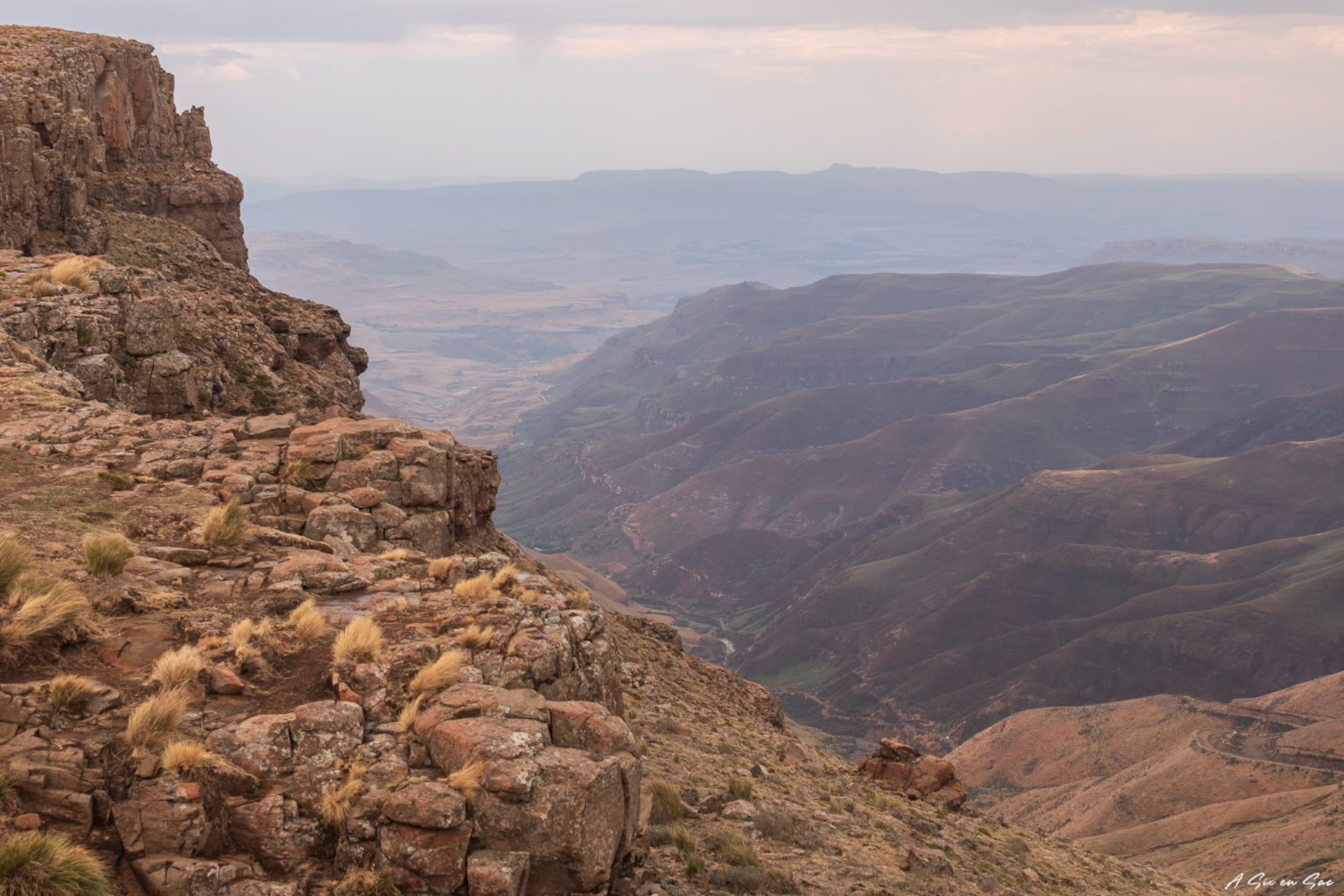 Vue du pub le plus haut d'Afrique sur les montagnes du Drakensberg et la route du Sani Pass pour entrer au Lesotho
