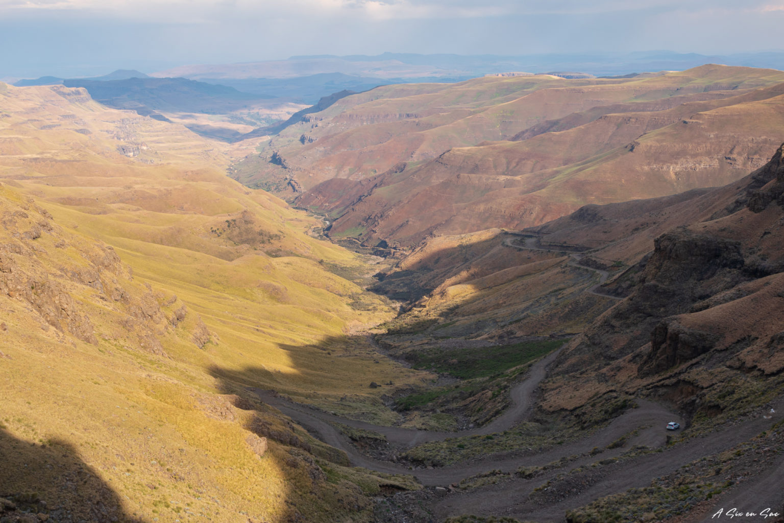 les fameux lacets de la route du Sani Pass et le chaîne du Drakensberg pour monter au Lesotho