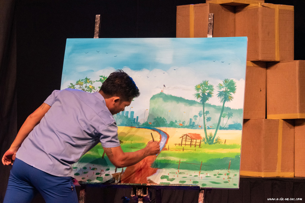 Un des artistes peint pendant la representation du cirque Phare Battambang-Cambodge
