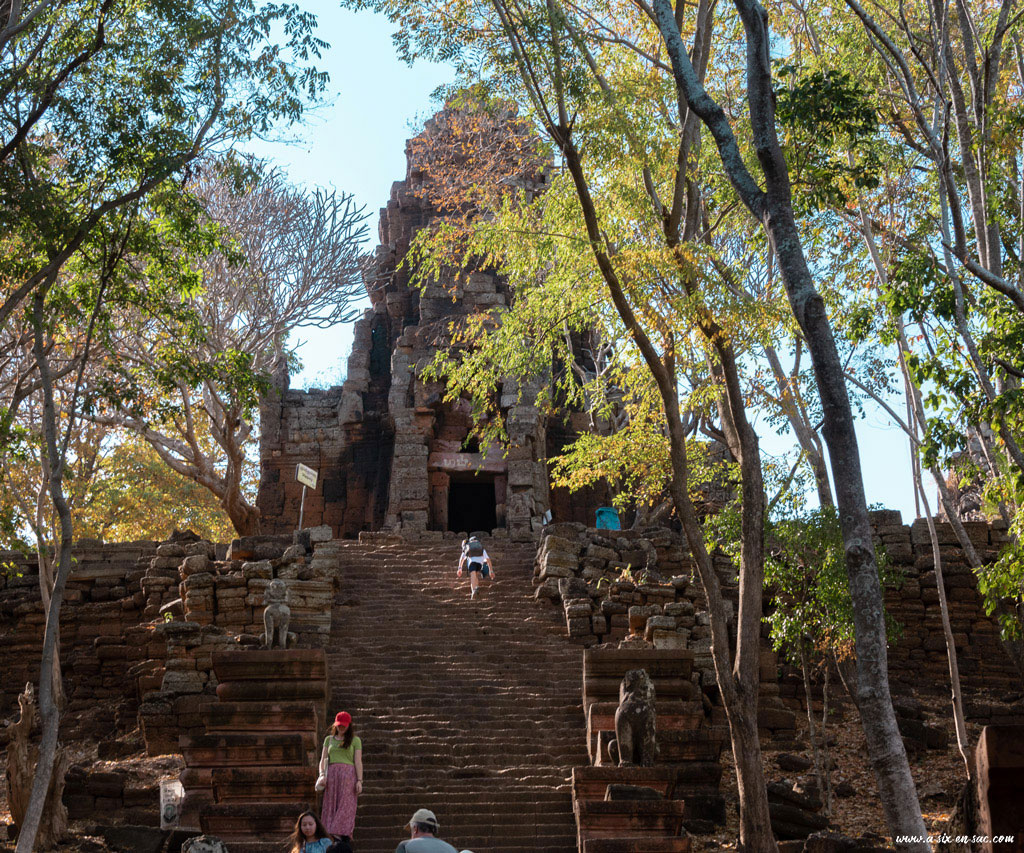 escalier et arrivée au temple phnom Banan-Battambang-Cambodge