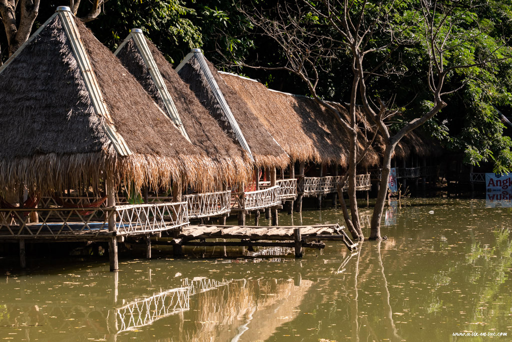 Maison sur pilotis dans le lac en face de Phnom Banan-Battambang-Cambodge