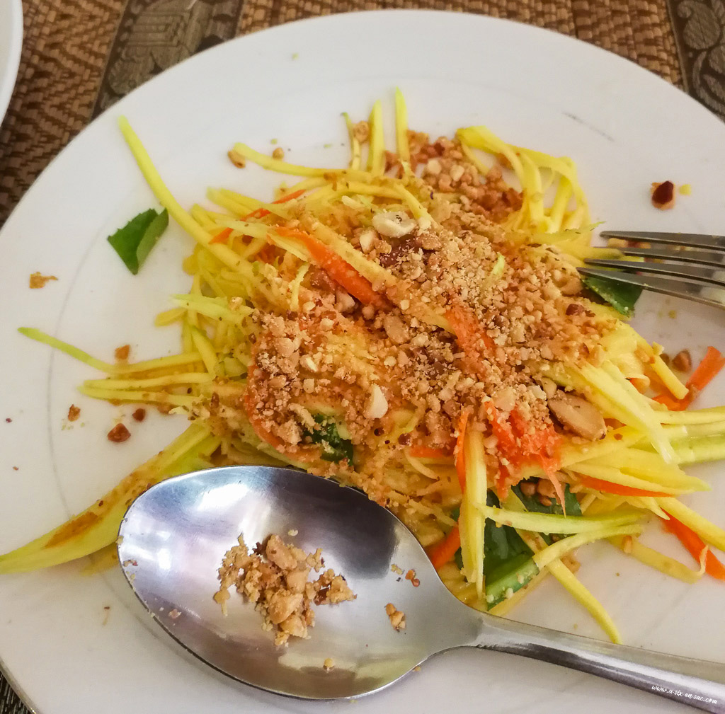 salade de papaye préparée à la cooking class-Coconut Lyly-Battambang-Cambodge