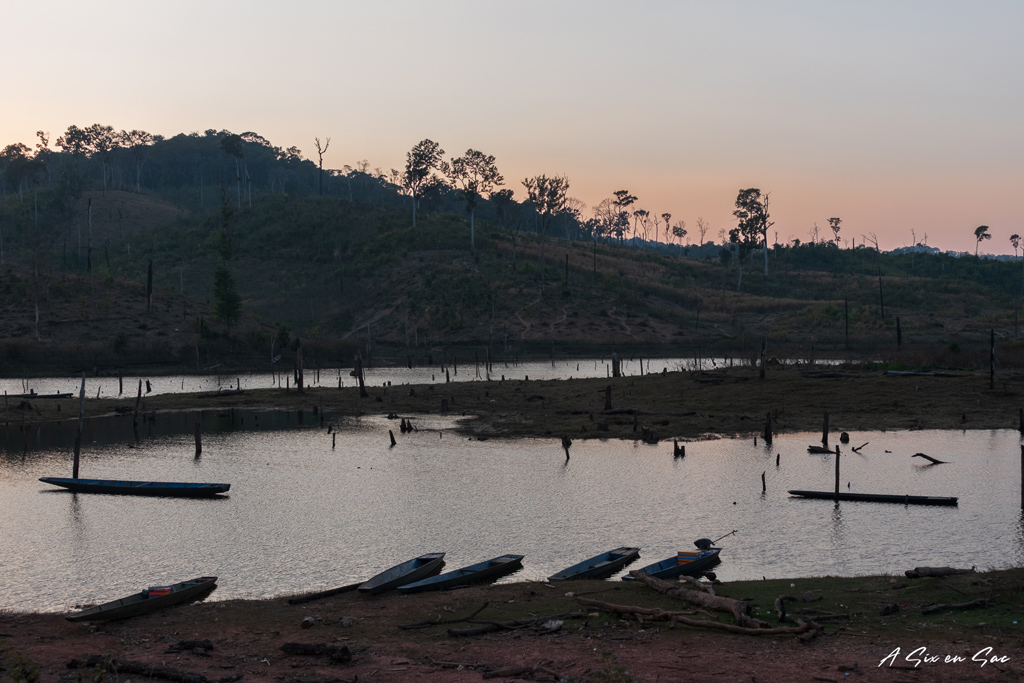 coucher de soleil sur forêt immergée sur la boucle de Thakhek au Laos