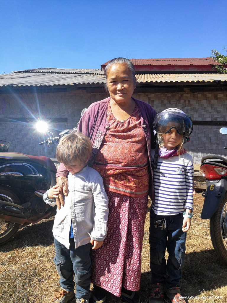 photo de "famille" devant la happy farm, boucle des Bolovens, Laos