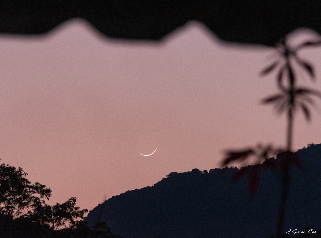 Lever de Lune dans le petit village de Houey Sen dans le Nord du Laos