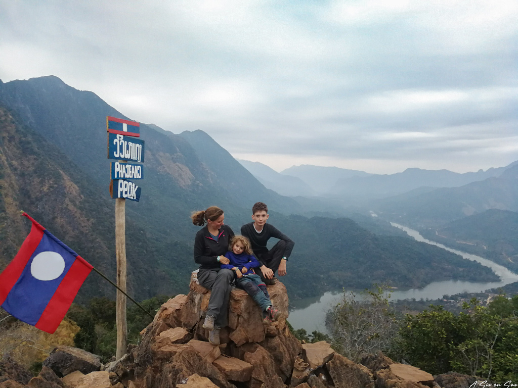 la première équipe en haut de Phadeng Peak