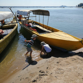les petits jouent entre les bateaux Cambodge Kratie dauphins d'Irrawaddy