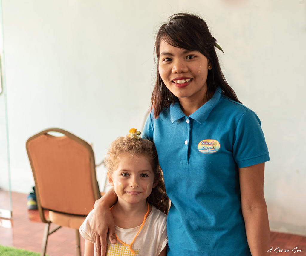 Alice au So Ko Ko Motel avec une jeune birmane - Hpa An - Myanmar