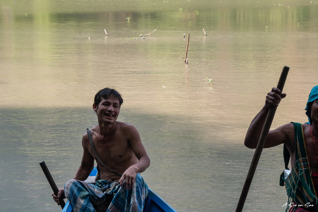Boatman de la saddam cave pour revenir à l'entrée - Hpa An Myanmar