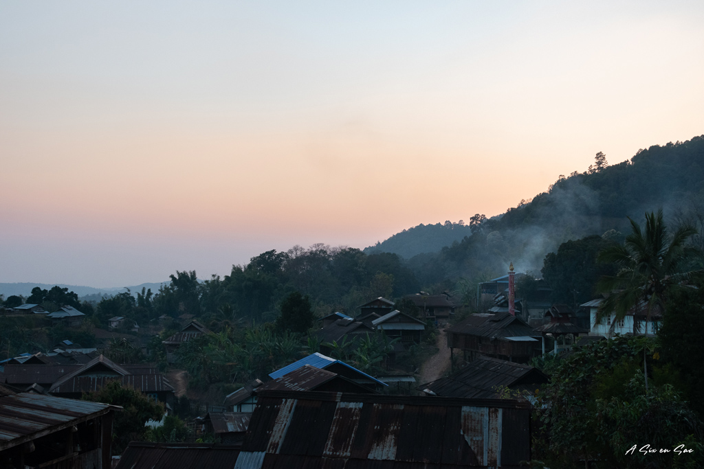 coucher de soleil sur le village de Pan Khan-Hsipaw trek au Myanmar