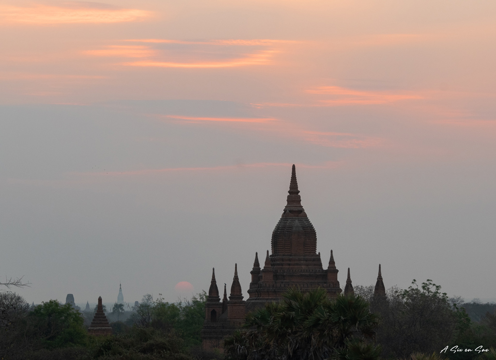 coucher de soleil et pagode à Bagan Myanmar ( fiche pratique )