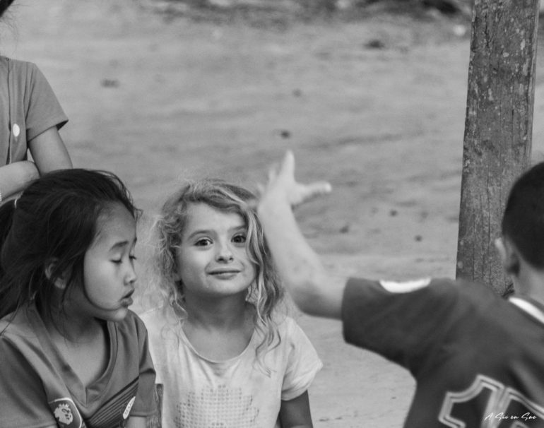Alice aux milieu des enfants de Houey Sen Laos TDM en famille