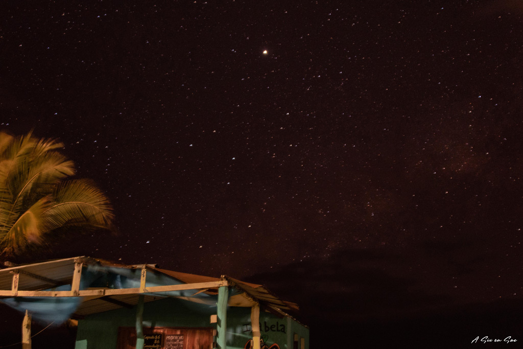 nuit étoilée sur la plage face à la jungla - isla isabela - galapagos - novembre 2020