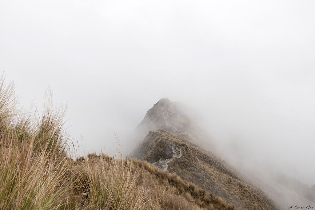 le brouillard commence à tomber alors que nous commençons l'ascension du mont Juyende lors de notre tour de la lagune du volcan Quilotoa en Equateur