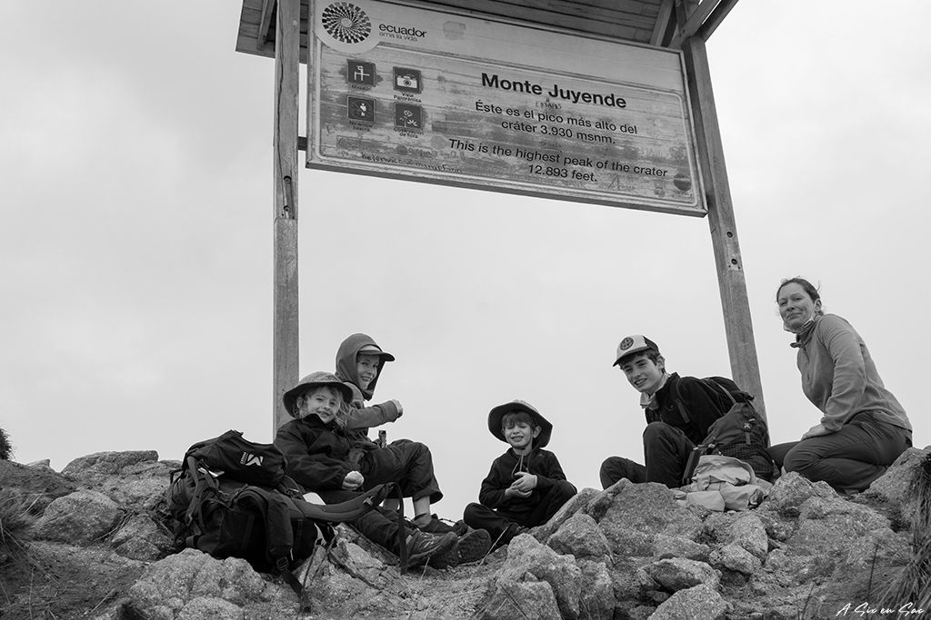 photos groupe et collation avant de resdescendre du Mont Juyende ( point culminant de la randonnée du tour de la lagune du volcan Quilotoa )