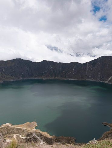 la lagune du volcan Quilotoa en plan large