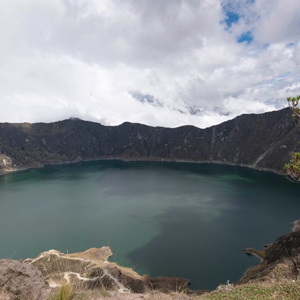 la lagune du volcan Quilotoa en plan large