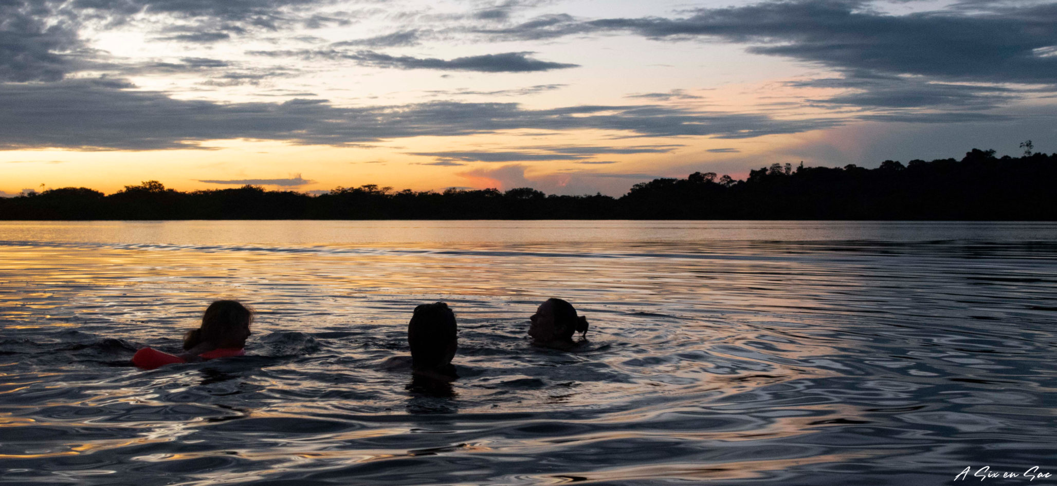 Reserve Cuyabeno en Amazonie Equatorienne : baignade dans la laguna grande avant de partir en recherche des caimans !!