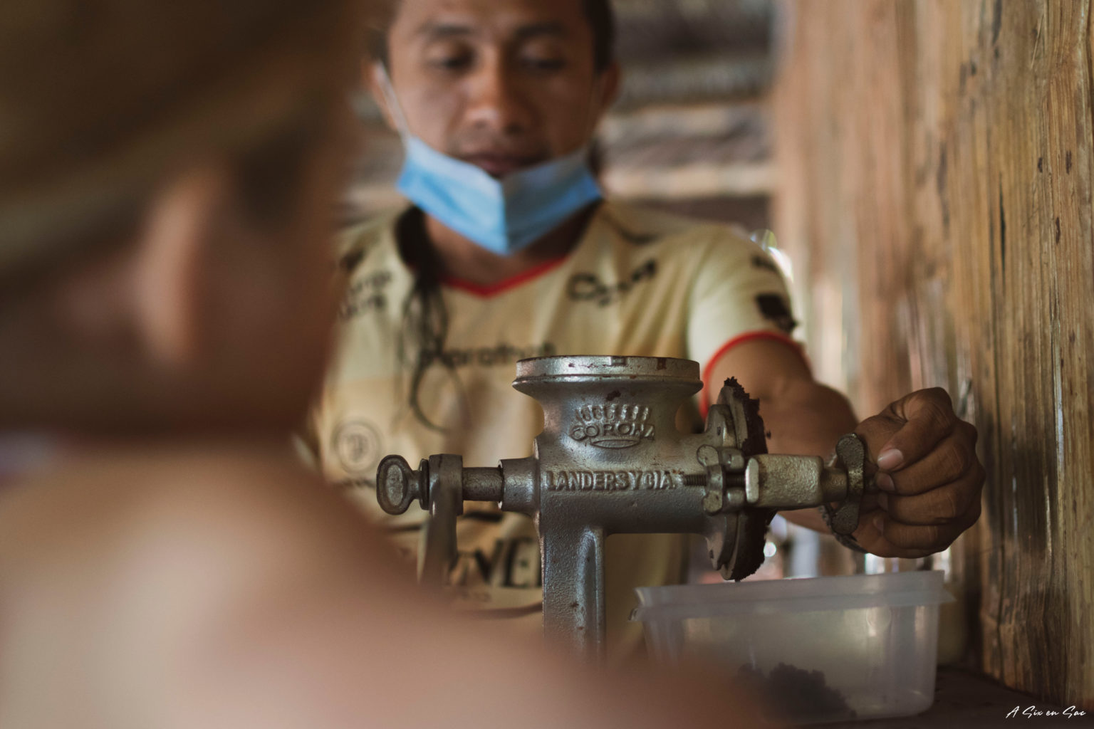 Cuyabeno Amazonie Equatorienne : procédé artisanal de fabrication du chocolat