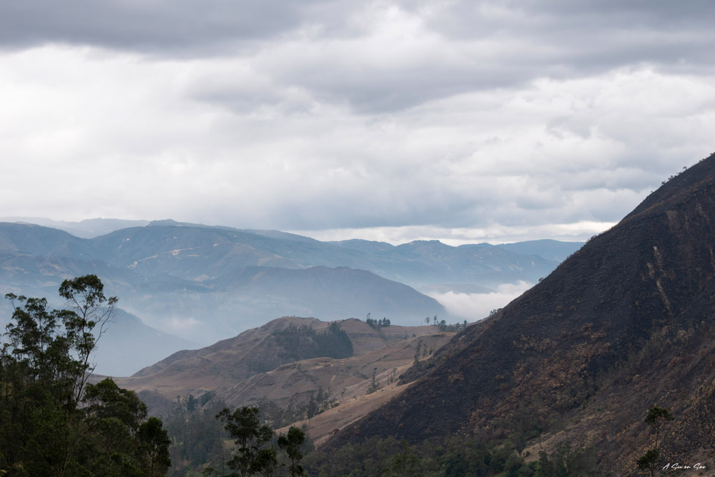 CascadVue sur les montagnes depuis le chemin d'accès à la cascade El Chorro ( comme Ingapirca aux environs de Cuenca en equateur