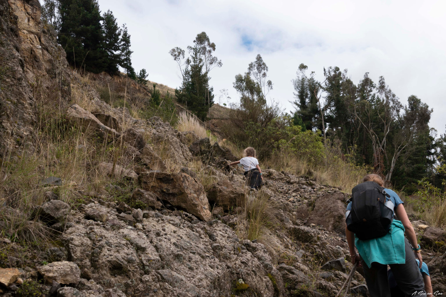 Marie et Alice sur la dernière montée de la route des crêtes proche du volcan Chimborazo en Equateur