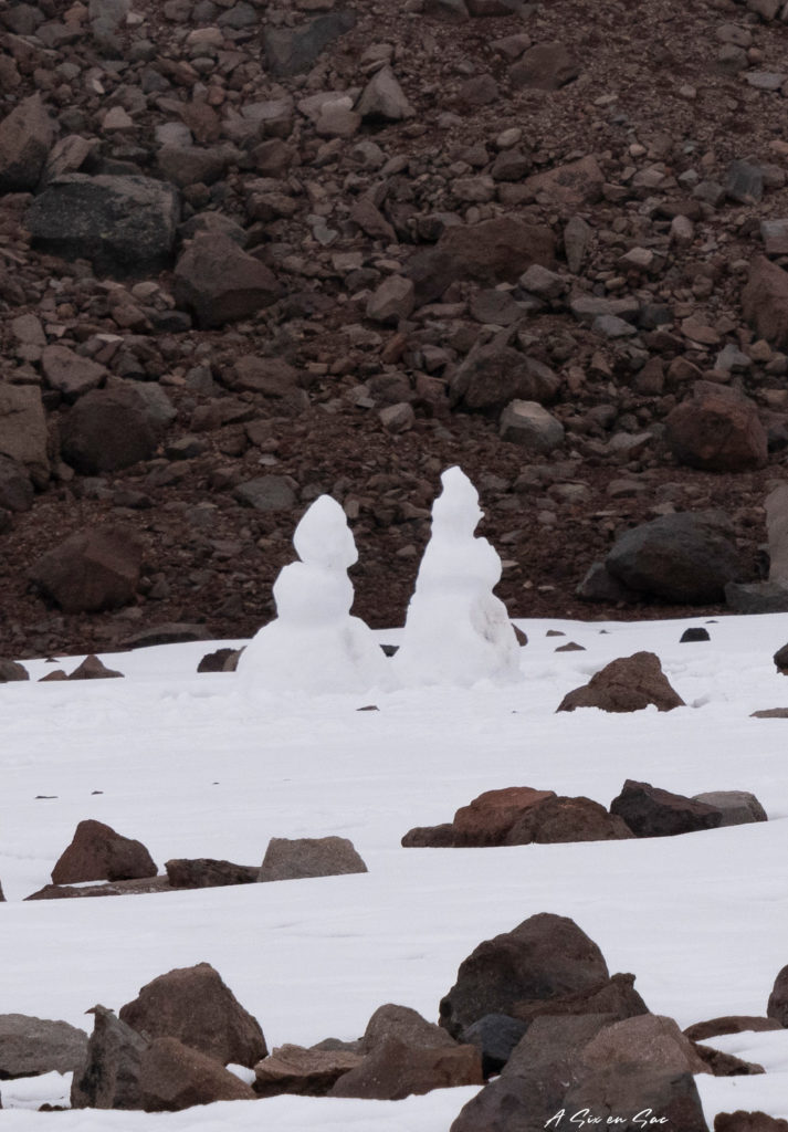 bonhommes de neige sur le versant du Volcan Chimborazo en Equateur