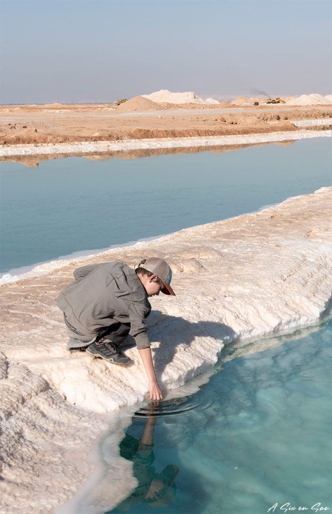 Pierre teste la salinité de l'eau des lagunes salés de l'oasis de Siwa en Egypte
