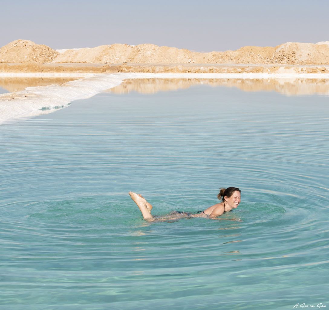 Marie en équilibre dans un des lacs salés de l' Oasis de Siwa en Egypte