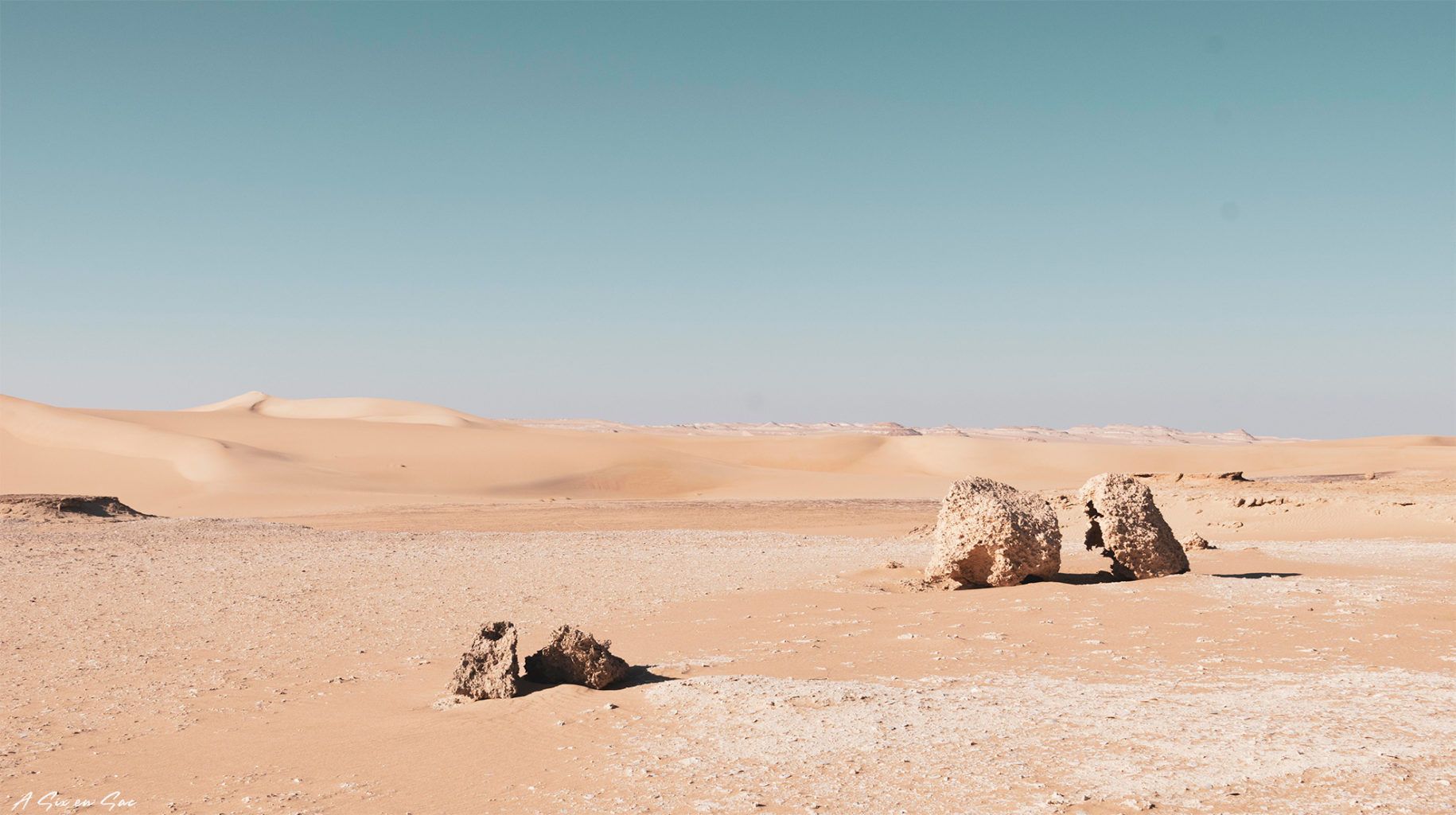 paysage où noous avons trouvé les fossiles dans le désert du sahara au départ de l' oasis de Siwa en Egypte