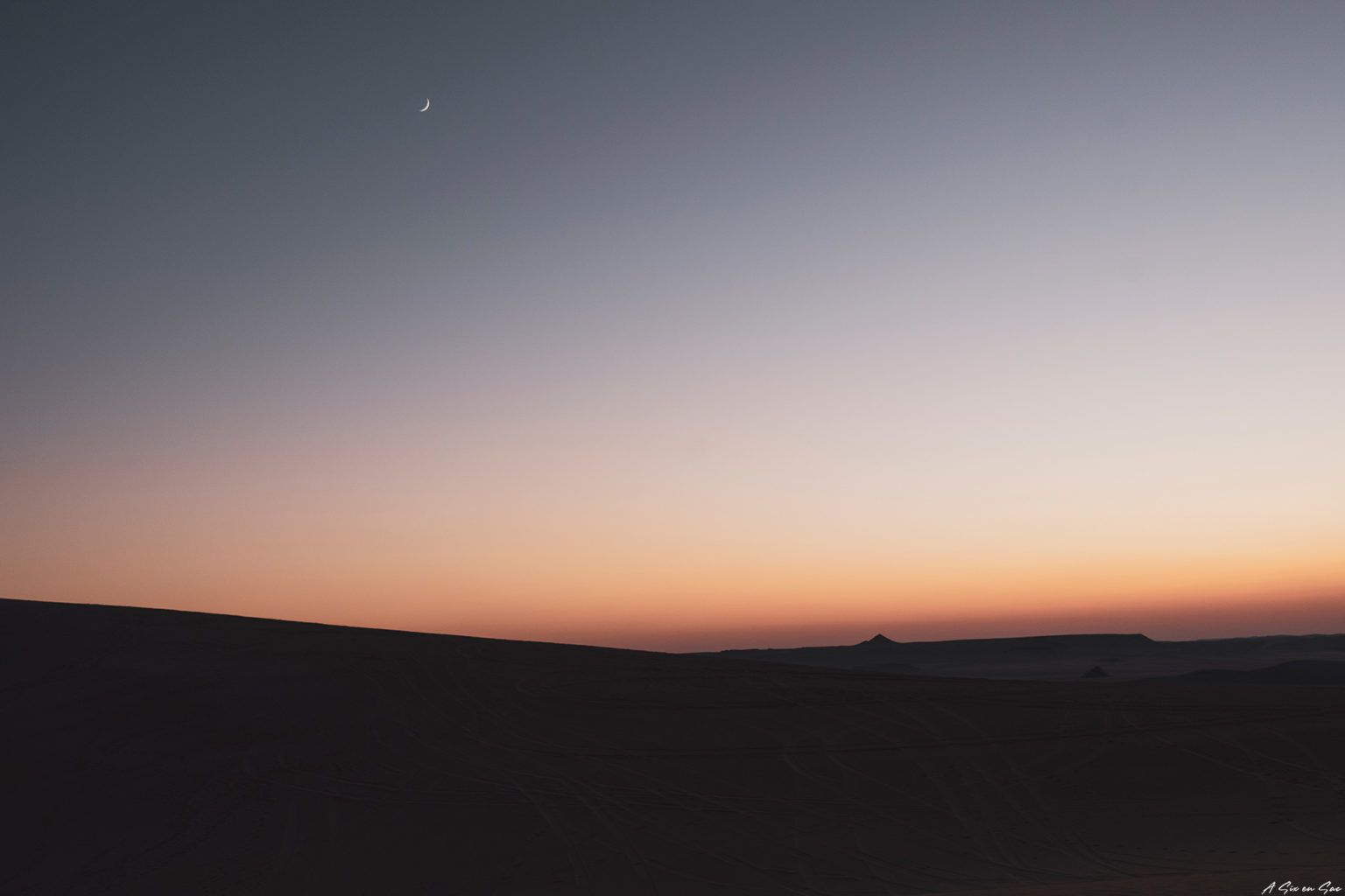 coucher de soleil depuis notre camp improvisé pour prendre le thé dans le désert du Sahara ( excursion à la journée depuis l'oasis deSiwa en Egypte )