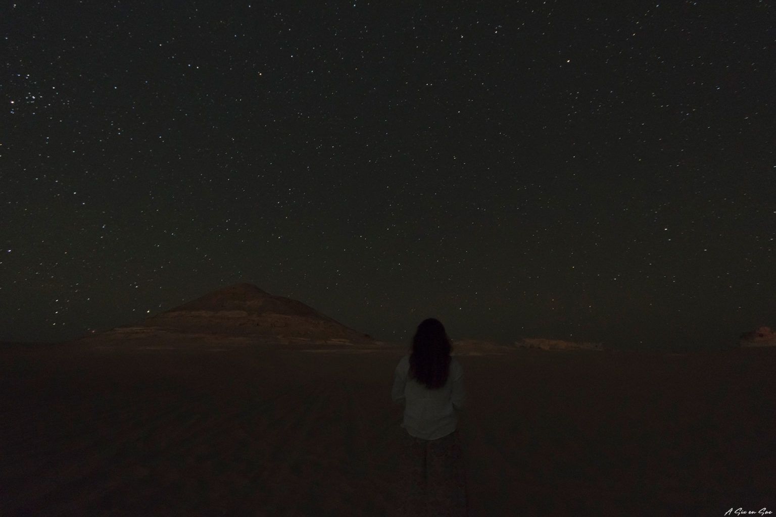 Marie sous les étoiles du désert de Siwa en Egypte