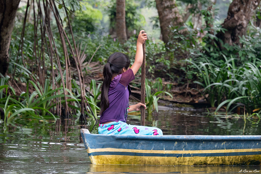 petite fille sur une embarcation sur le Rio Dulce au Guatemala