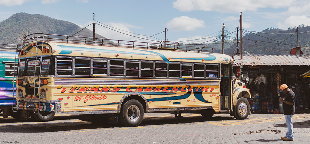 un chicken bus d' Antigua ( premier moyen de transport entre Panajachel et Rio Dulce dans la région Izabal )