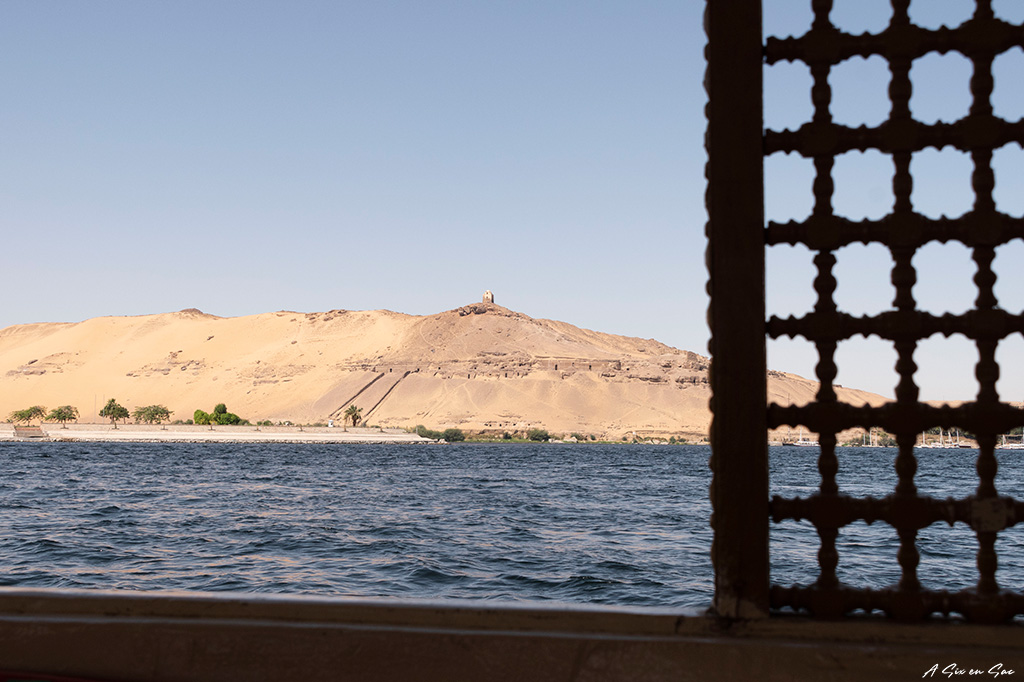 au départ de note croisière en Felouque sur le Nil , nous passons à coté des tombes des Nobles