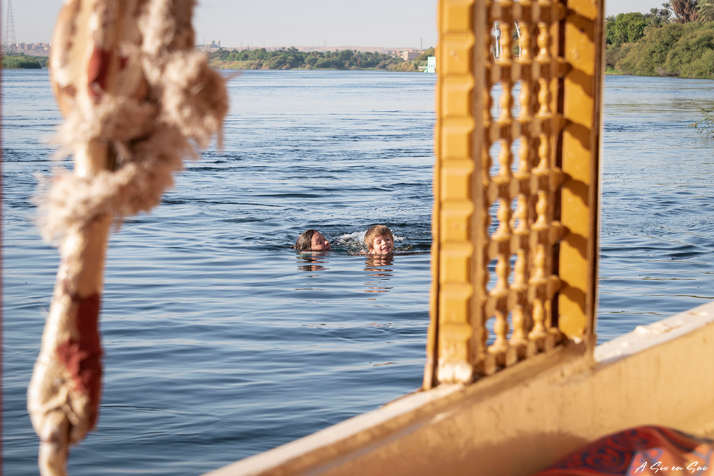 pause baignade pendant notre croisière en Felouque sur le Nil