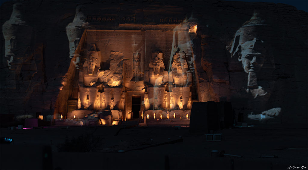 projection sur le temple de Nefertari à Abou Simbel ( spectacle son & lumière )