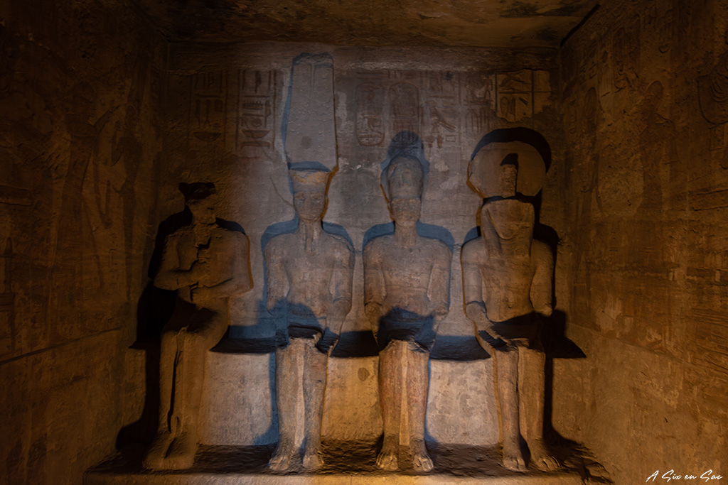 dans le sanctuaire sacré du temple de Ramsès II à Abou Simbel