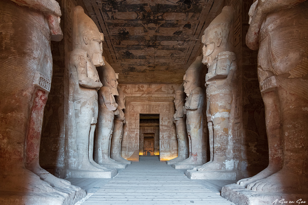 entrée de la grande salle et de ses statuts imposantes de Ramsès II dans le temple d' Abou Simbel