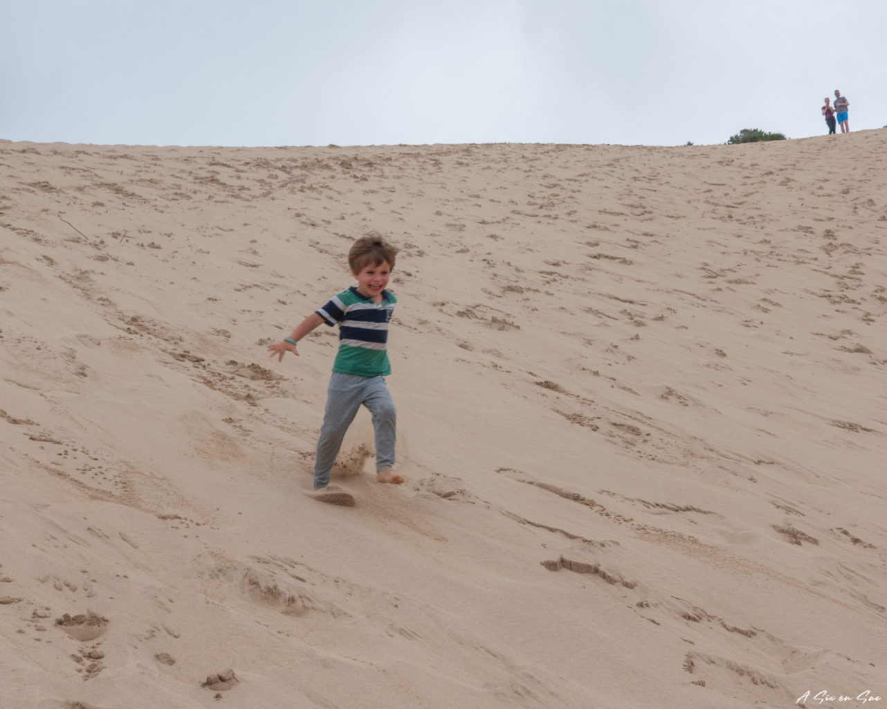 Nils dévalant une dune de la Réserve de Robberg ( pendant notre Road Trip sur la Garden Route )