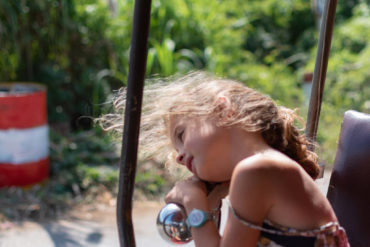 Alice somnole dans le tuk tuk entre 2 visites avec Sam, Battambang, Cambodge